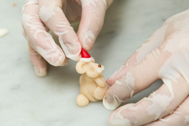 サンタ衣装のネズミのトッピングは一つ一つ丁寧に制作され、キュートさを演出