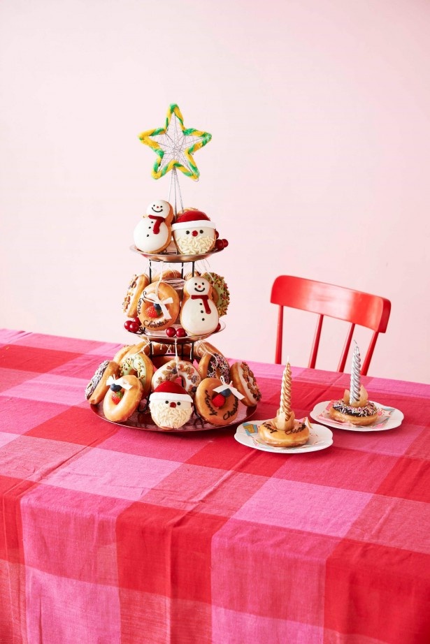 ドーナツがクリスマスケーキに変える(ドーナツツリー)