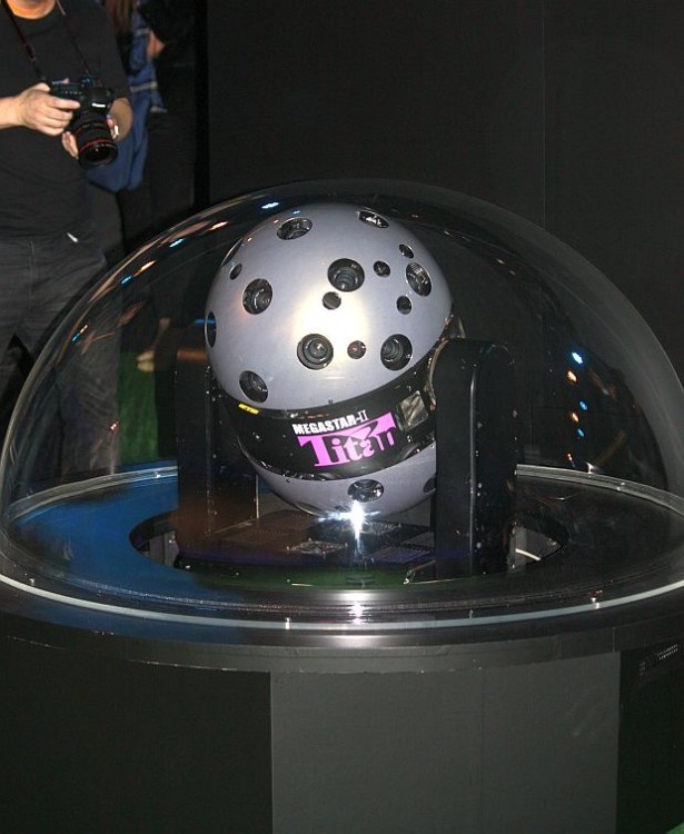【写真を見る】満点の星空を再現する光学式プラネタリウム投影機MEGASTAR