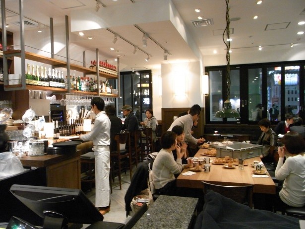 奥の飲食エリアは夜6時以降ムーディーに