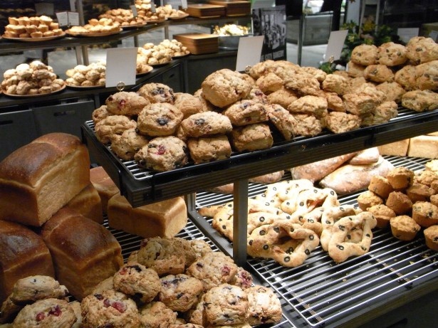 店内には美味しそうなベーカリースイーツがあふれる