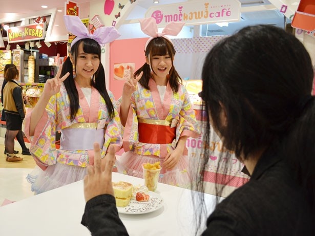 おいしくなるおまじないを実演中