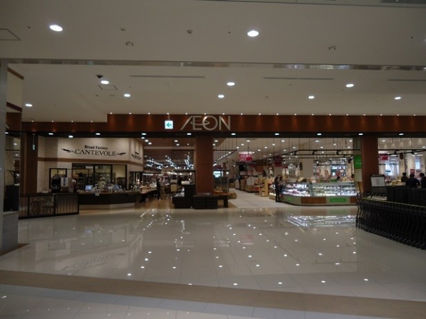 清潔感のある食料品売り場