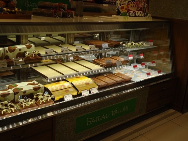 地元で大人気の洋菓子店ガトーヴァレなど銘菓も多く揃えている