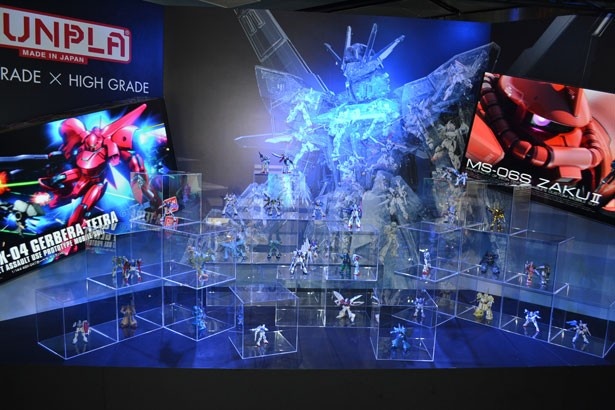 様々な形式でガンプラが展示されている