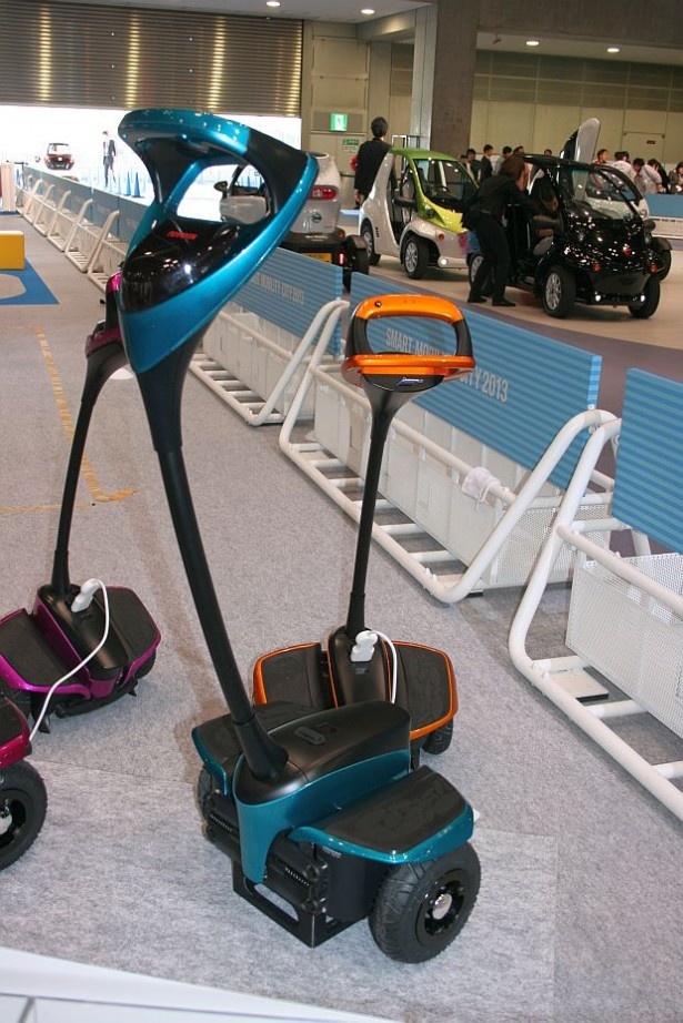 ロボット制御技術と独自のモビリティ機構により、体重を移動させるだけで、誰でも簡単に操作することができる