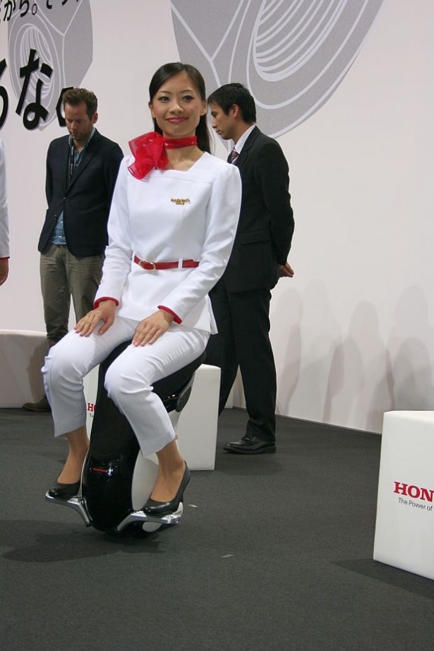 コンパニオンの実演コーナーも