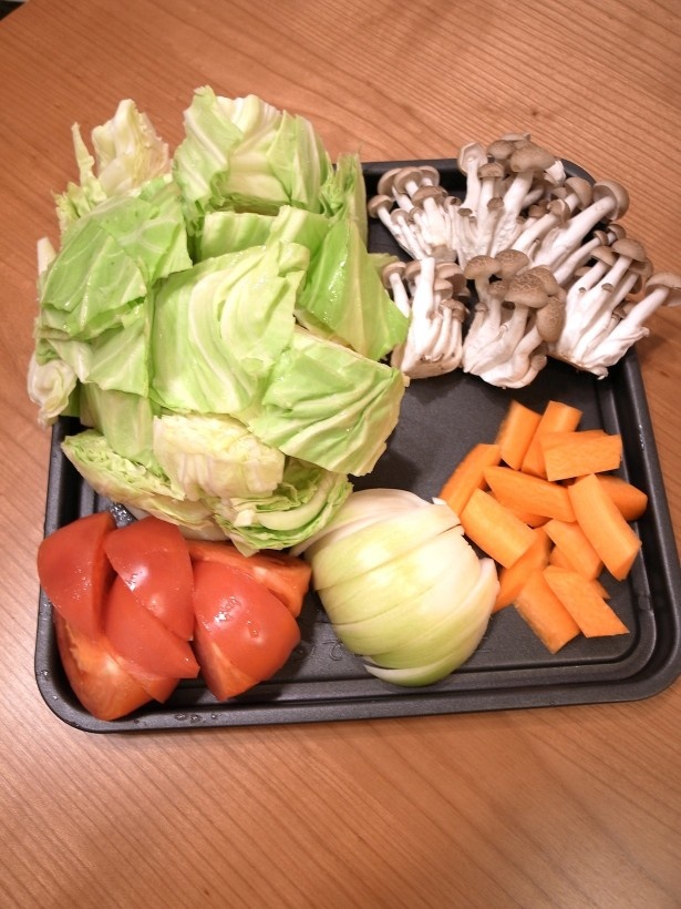 材料を食べやすい大きさにカット