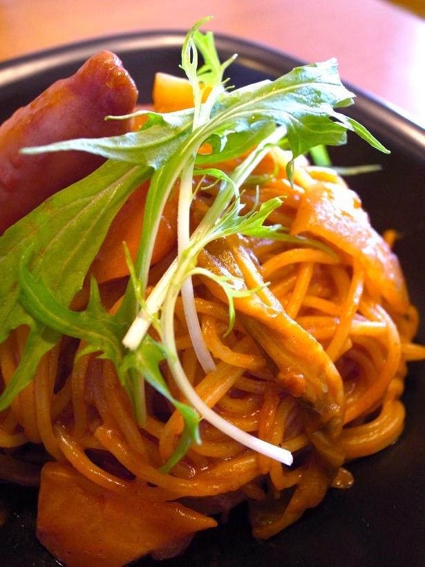 【写真を見る】トマト鍋のシメにはパスタのナポリタンが最高！