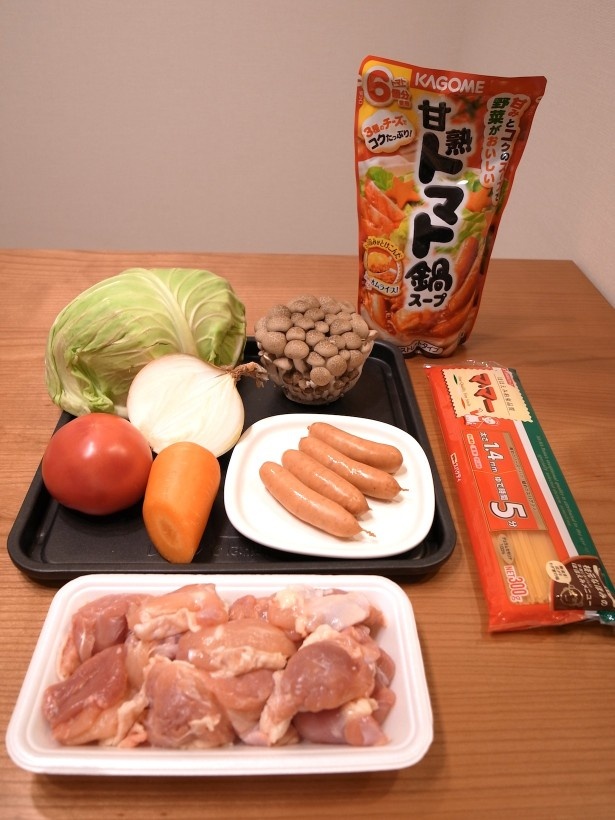 トマト鍋の具材とシメのパスタ