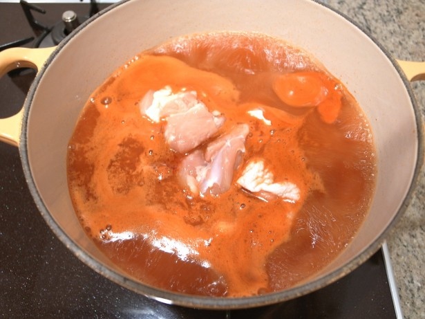 鍋にスープの素を沸かし、煮えにくい鶏肉から入れていく