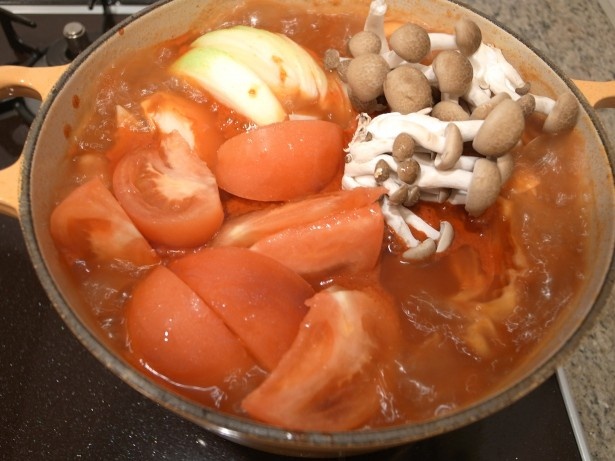 固い野菜が煮えてきたら、玉ねぎ、トマト、シメジを入れる