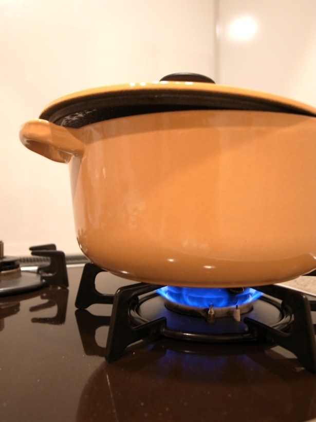 弱火でフタをずらしてコトコト煮込む