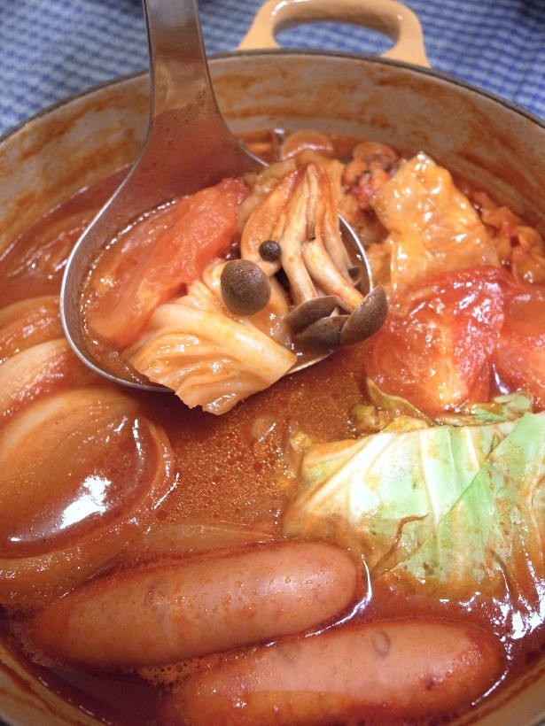 具材が柔らかくなったらトマト鍋の完成！