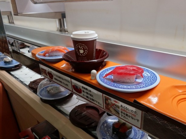 皿と蓋がレーン上でのコーヒーの転倒防止に一役買っている