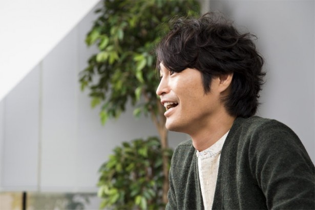 ｢その辺を歩いて、フラッと居酒屋に入るのが好き」と語る安田顕