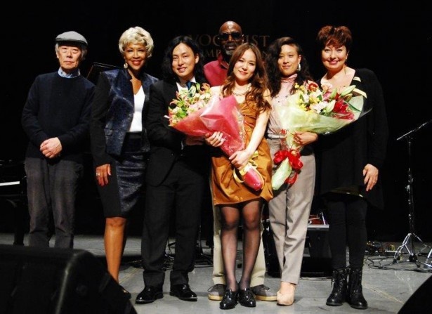「大阪アジアン・ジャズ・ヴォーカリスト・コンペティション」優勝者を囲んで
