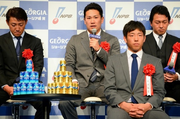 (左から)内川選手(ソフトバンク)、田中選手(楽天)、菊池選手(西武)、長野選手(巨人)