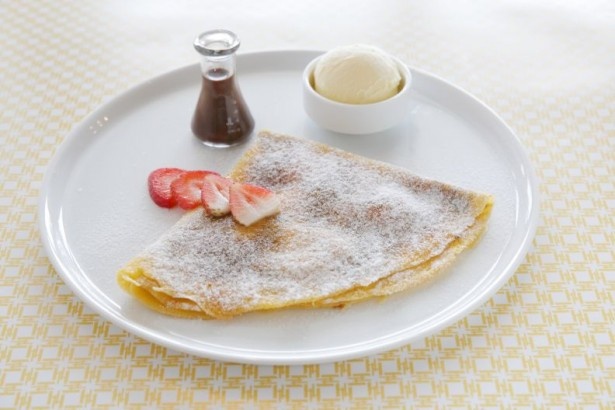 表面はカリカリ、中はしっとりの食感が◎のストロベリーヘーゼルナッツクレープ(1400円)
