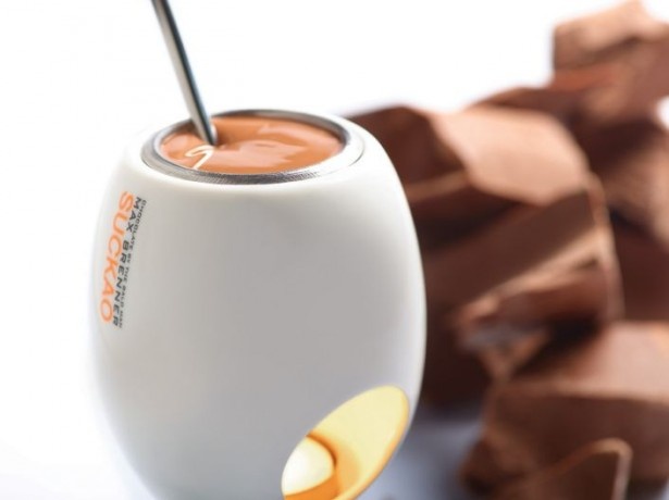 ホットミルクに入れることで、オリジナルホットチョコレートとして味わうサッカオ(600円)