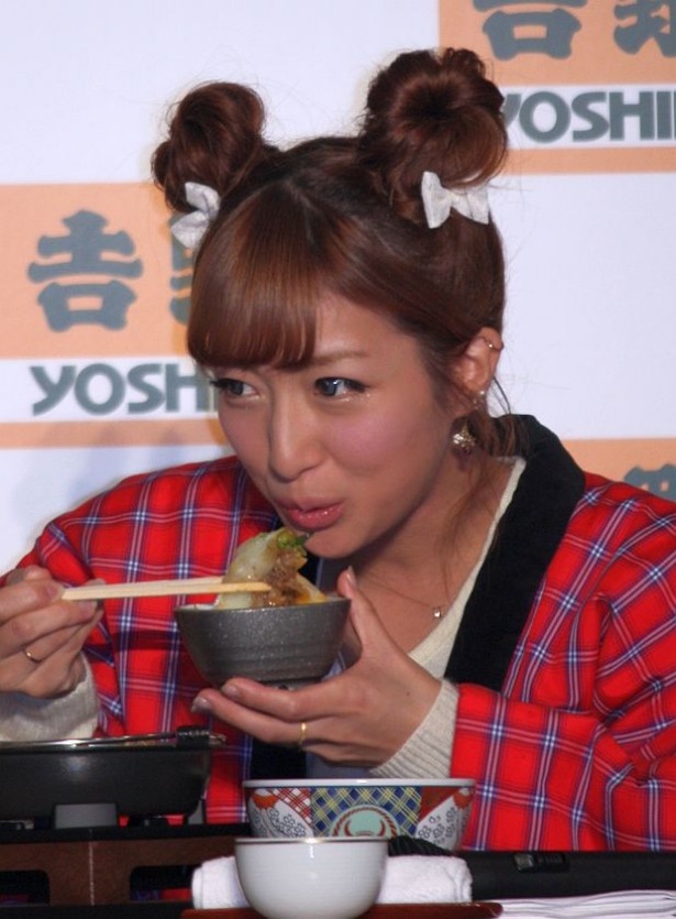 【写真を見る】牛すき鍋膳を食べる辻希美さん