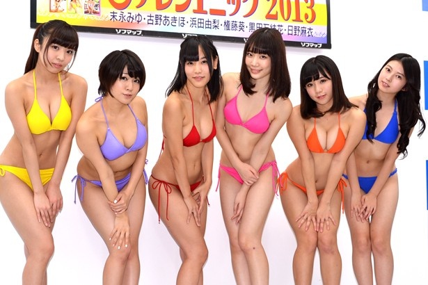 セクシーな胸元に注目！
