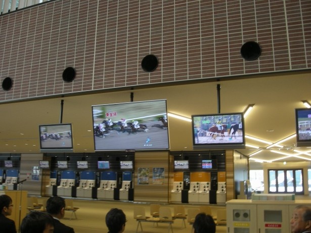 大型モニターをみながら解放的な空間でじっくり競馬が楽しめる