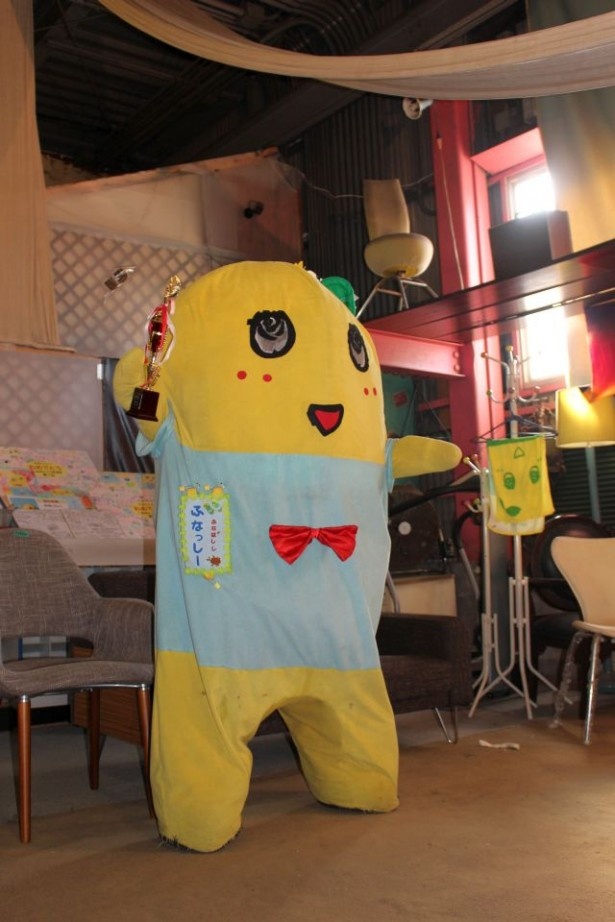 ふなっしーはトロフィーを手にはしゃぐ