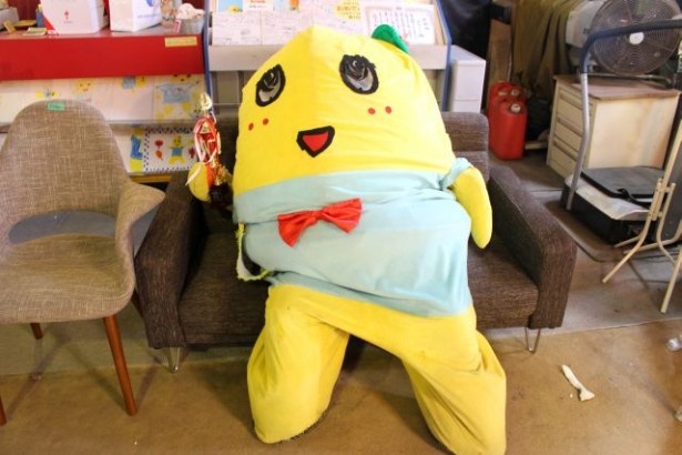 疲れてもトロフィーをしっかりと掲げてアピール