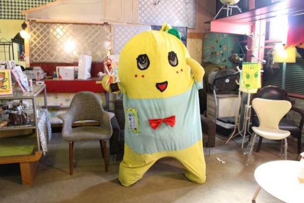 写真撮影でポーズを決めるふなっしー
