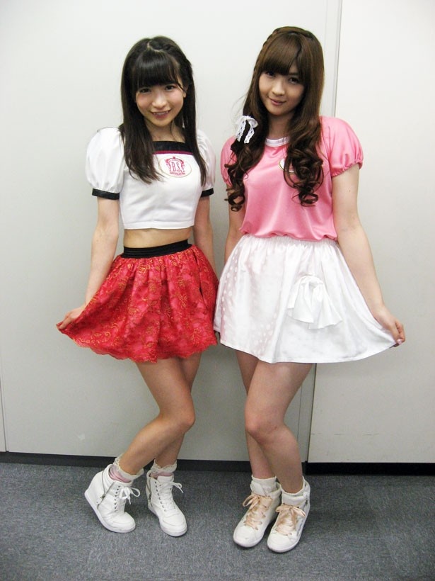 もえのあずき（左）・有田りあ（右）の全身ショット！