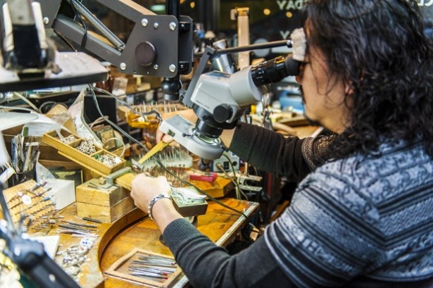 シルバーアクセの業界に携わって20年以上の職人、富坂氏が作業。店内の作品の大半は富坂氏オリジナル