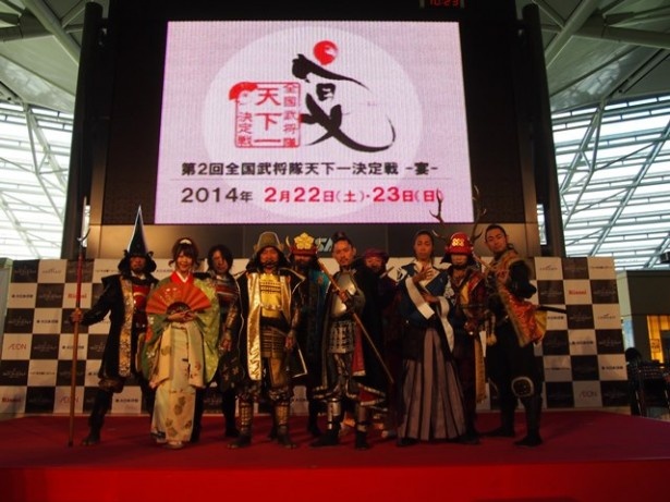 現在によみがえった武将たちが一同に会する圧巻な光景