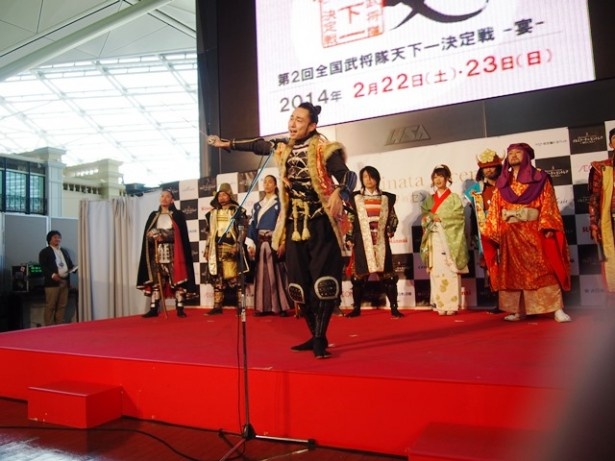 決意表明の場で華麗な演武を披露する金澤百万石武将隊の前田慶次郎