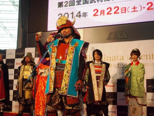前回大会の覇者、名古屋おもてなし武将隊の織田信長を煽る岐阜城盛り上げ隊の明智光秀とその後ろの斎藤道山