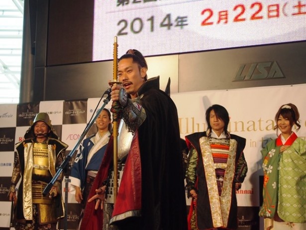 天下一の証である金色の刀を掲げる名古屋おもてなし武将隊の織田信長