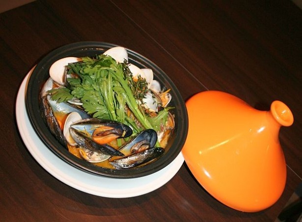魚介メインの「魚介たっぷりブイヤベース風西京なべ」はトマトと西京白味噌がベース