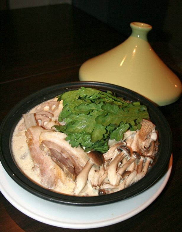「鶏肉団子と根菜のクリーム西京なべ クリームニョッキを添えて」は鶏出汁に西京白味噌がベース