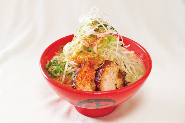 「ラーメン 丸十」の丸十ラーメン（小）。小と言えども大満足のボリュームだ！