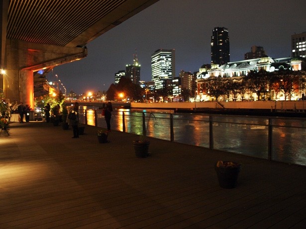 外でも川沿いに夜景を楽しむことができる