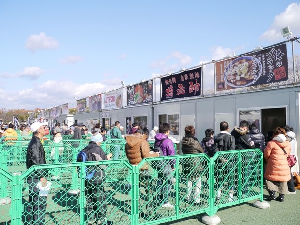 初日から大行列を作る店も出るなどイベントは大盛況！