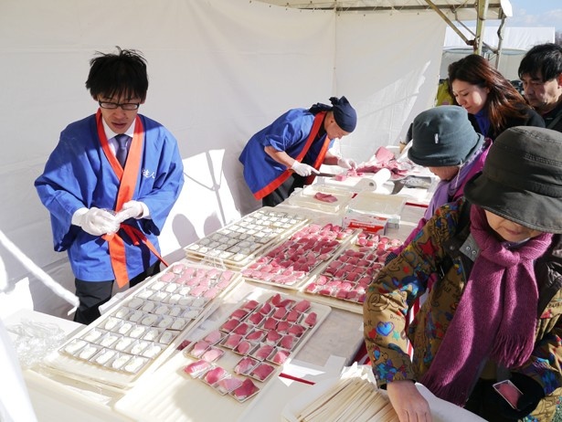 オープニングイベントとして行われた「生本まぐろ解体ショー」では、マグロの握り寿司が無料で提供された