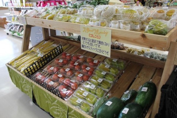南城市特産のフルーツや野菜も陳列
