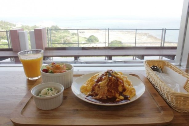 カフェメニュー「ふわふわオムライス」(1000円、ドリンク付き)