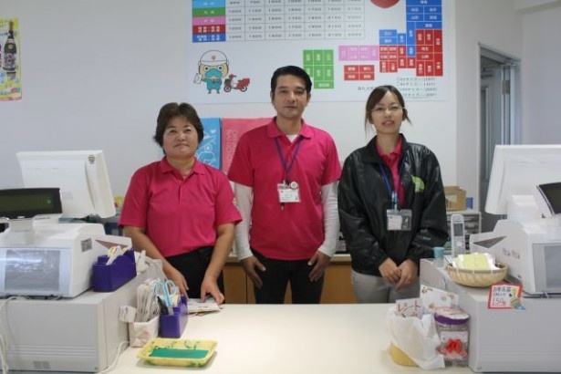マネジャーの高良さんと明るい女性スタッフ