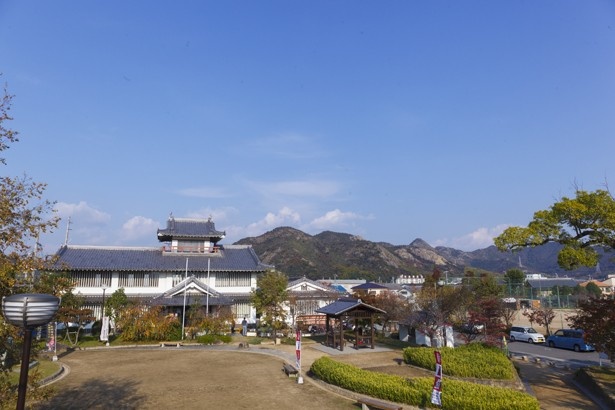 御着城址。写真の建物は姫路市東出張所でかつての天守をイメージしている