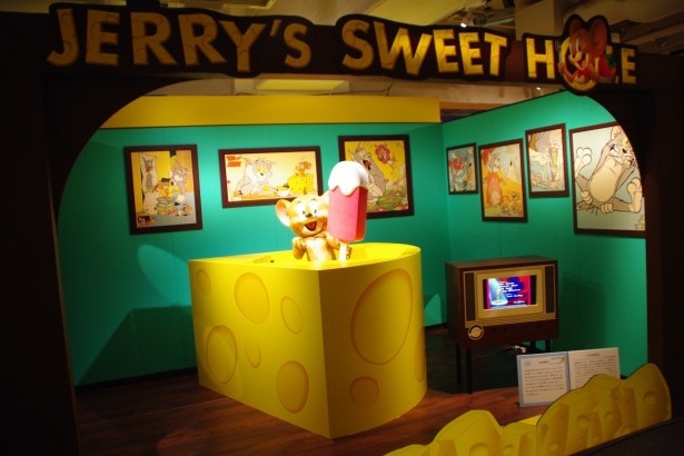 ジェリーがチーズにもぐる動くディスプレイも展示されている