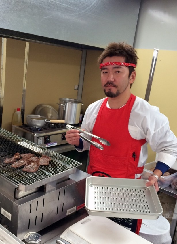 宮城・仙台の「牛タン焼き」（￥1000）は注文を受けてから焼いてくれた。出来立てアツアツが食べられる！