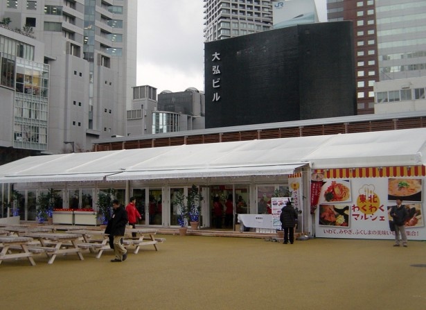「東北わくわくマルシェ」の会場・西梅田スクエア。屋根がある建物にイートインスペースがあるので、雨の日でも安心して食事ができる
