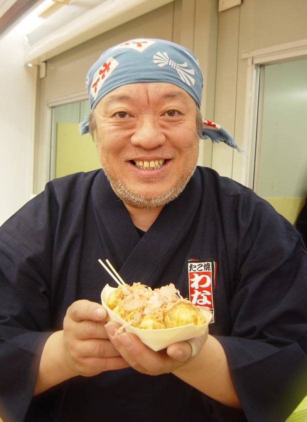 「たこ焼道楽　わなか」は震災があった2011年から何度かたこ焼きのふるまいなどをして復興支援をしているという。写真は会長の和中徹さん